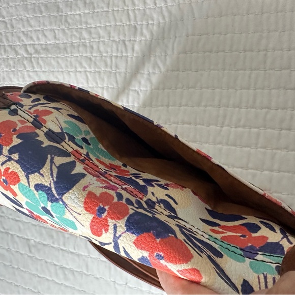 Relic Floral Crossbody Bag with Brown Accents Adjustable Straps - Picture 11 of 12